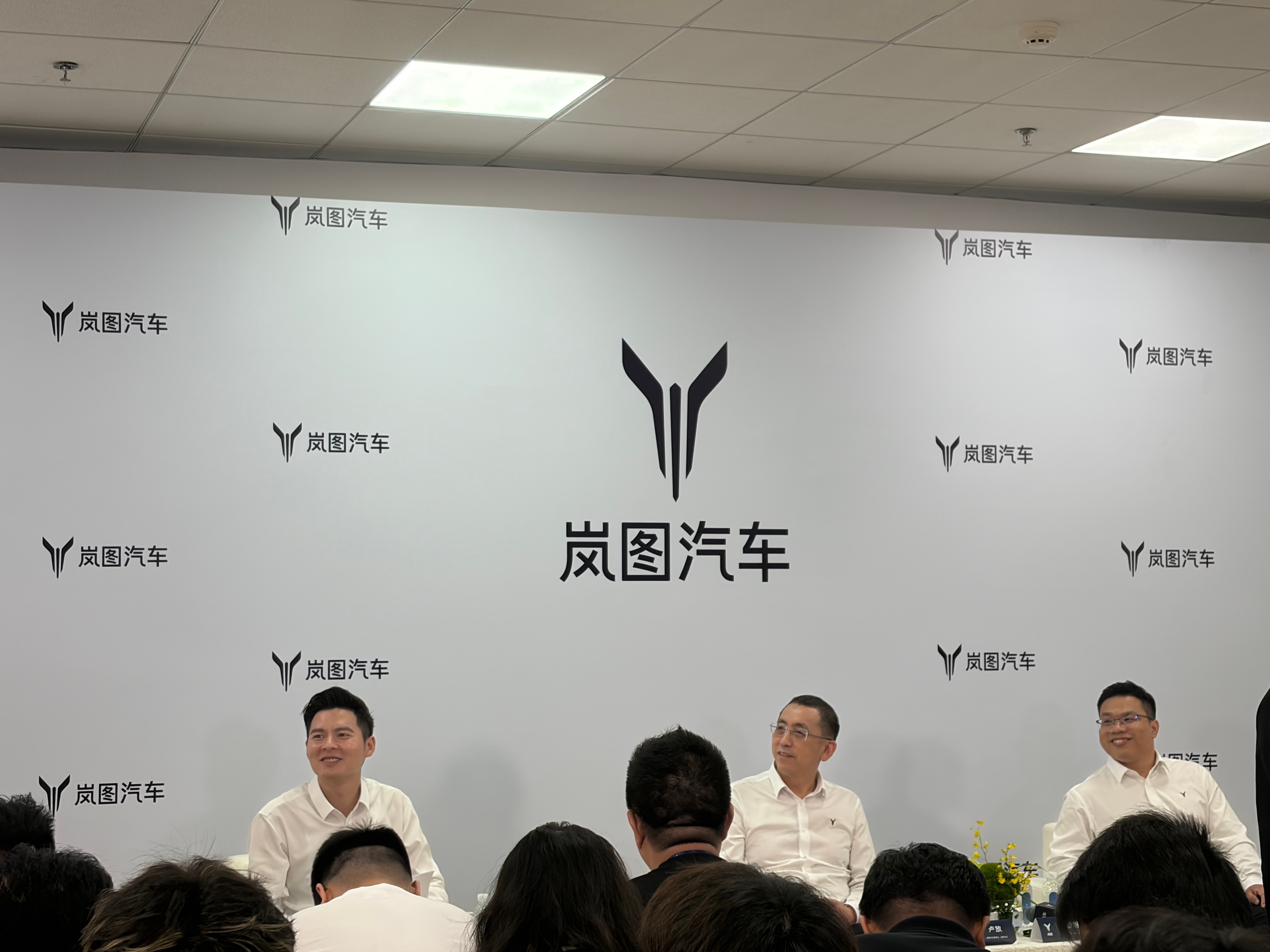下午参加了岚图泰山 X8 发布会后的群访，核心问题与回应整理如下。（对话有轻微调