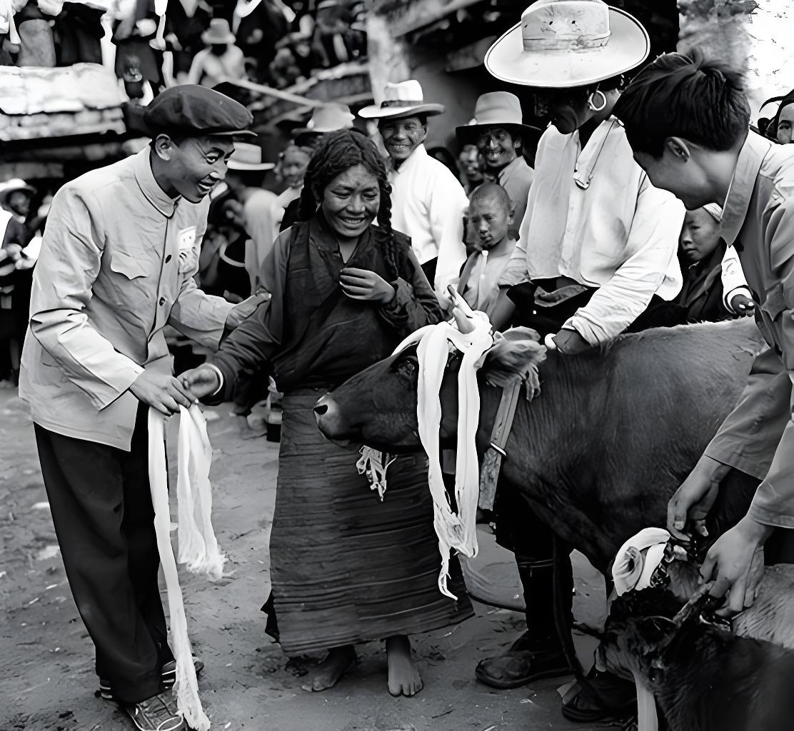 1959年，解放军撬开西藏大贵族索康庄园的地下密室，看清屋里的东西后，身经百战的