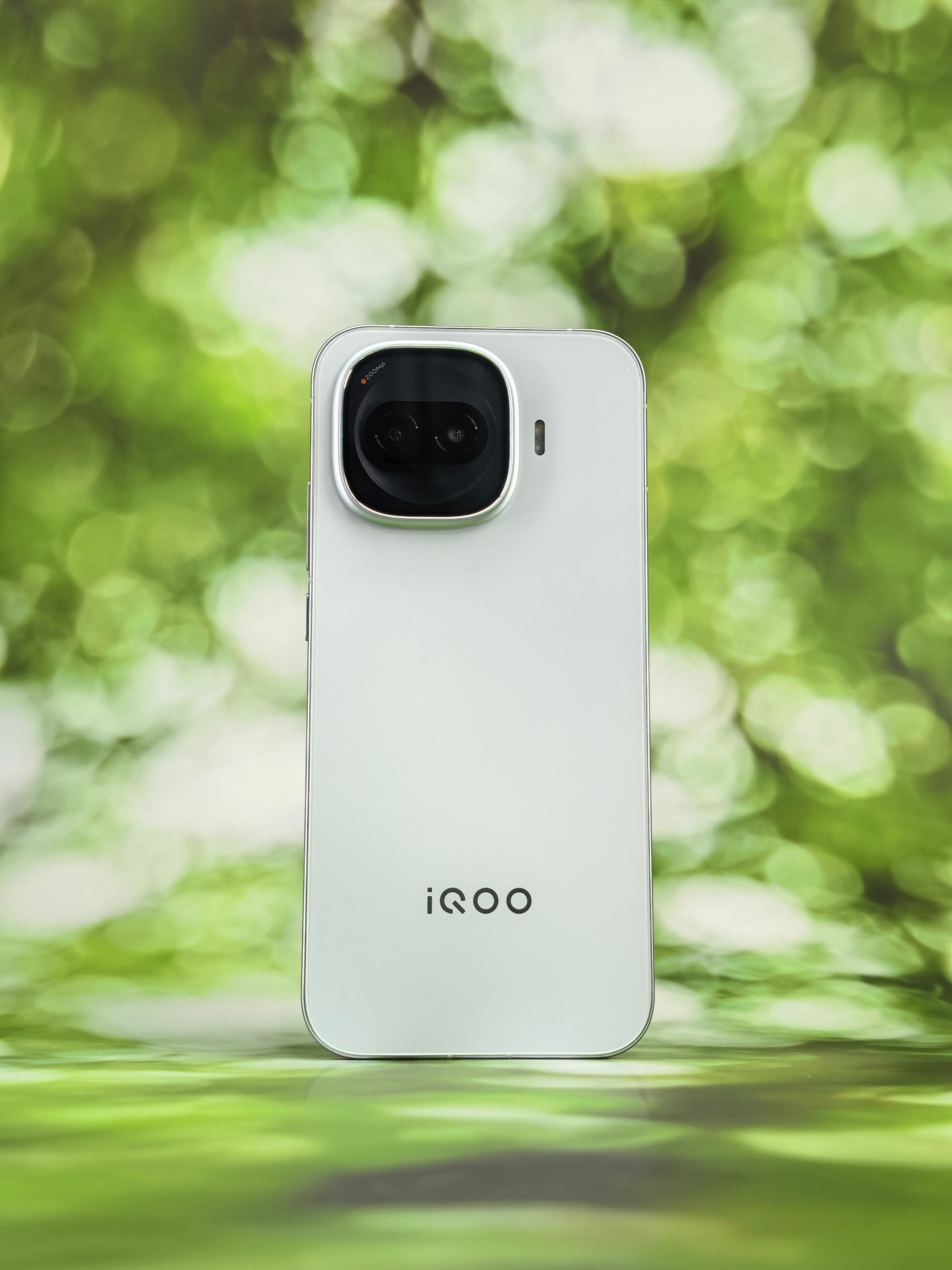 用iQOO Z11 Turbo有段时间了 🤙握着手感刚好，日常刷剧打游戏都挺顺