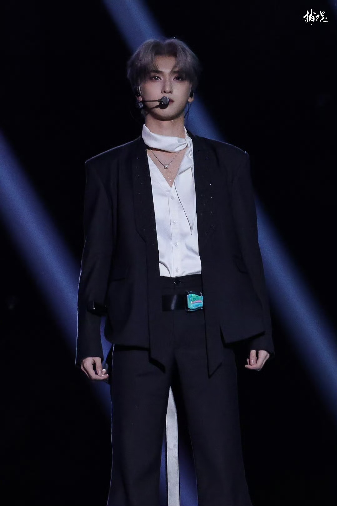 严浩翔银灰暹罗发色，哥们帅的太突出了 