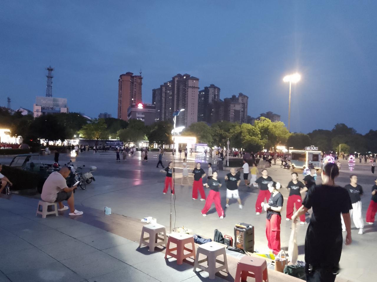 南湖广场人多热闹，南湖风光景致别样——这是我对南湖的印象，每年南湖我必到！
这次