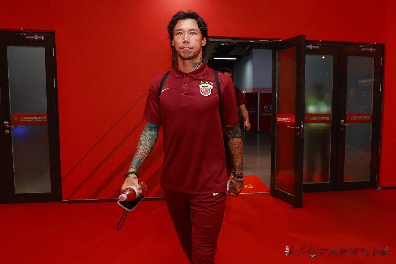 11冠，张琳芃成为第一人！
随着本赛季上海海港的夺冠，36 岁的老将张琳芃也夺得