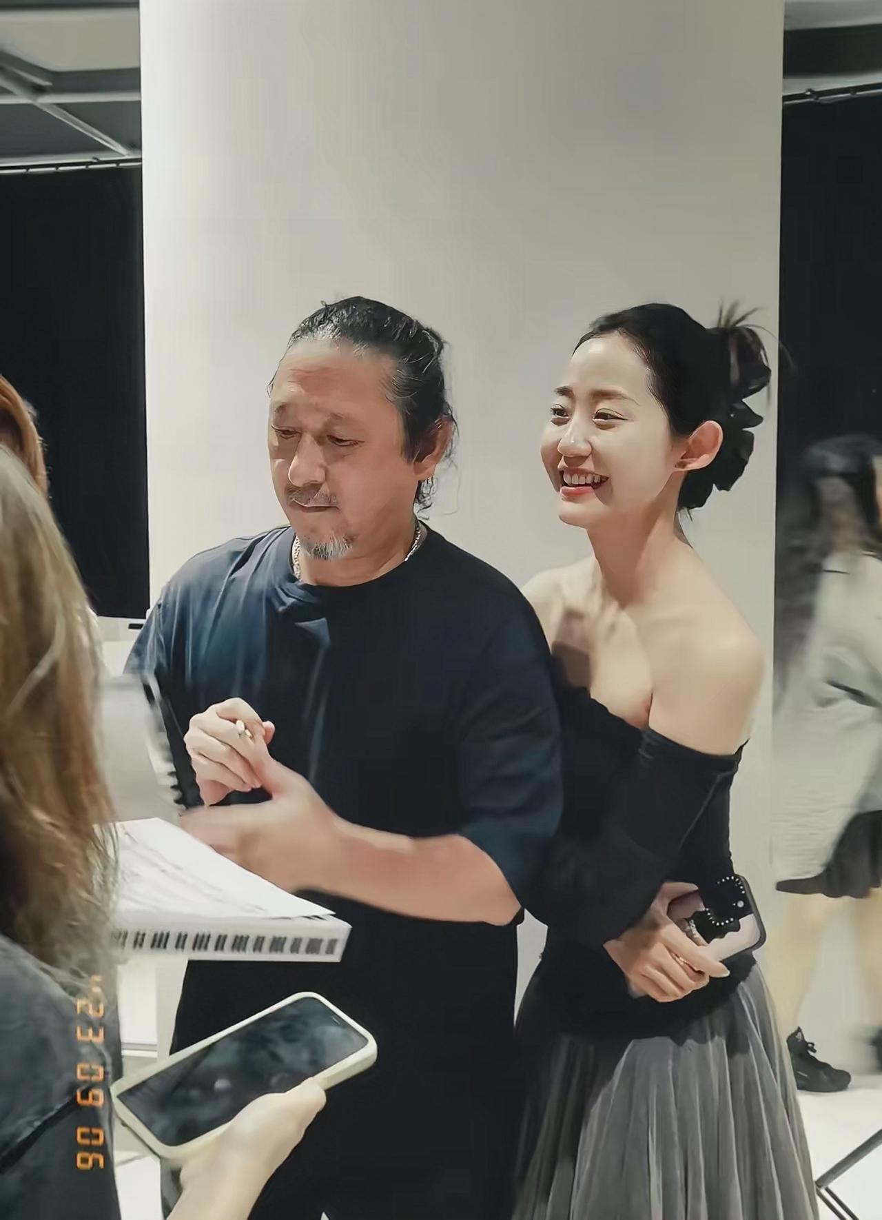三宝与万千惠旧照，三宝老师正在给学生讲课，小他25岁的小娇妻，站在后面一脸幸福的