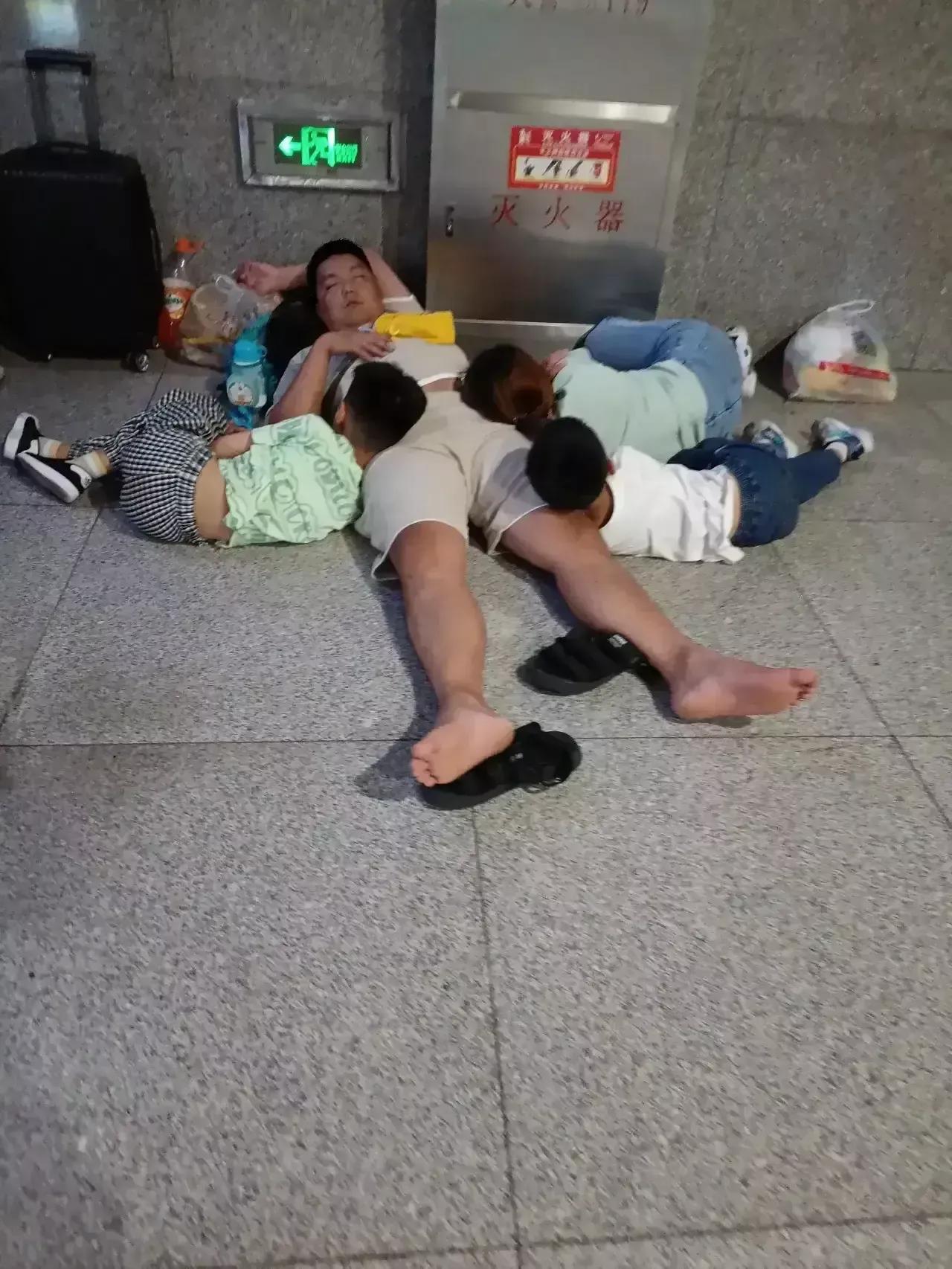 这是顶天立地的男人吗？不，他是一个家庭的责任！虽然在酷热的夏天，他在长途车站的角