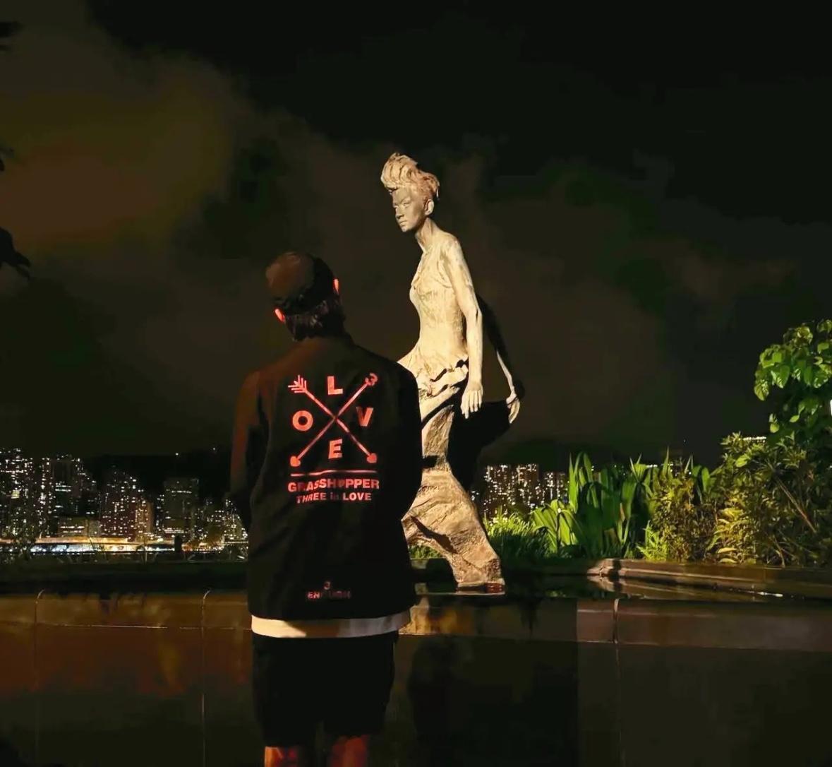 陈奕迅晒出梅艳芳雕像，他特地去看她，话语间都是深深的思念！草蜢是梅艳芳的徒弟，最