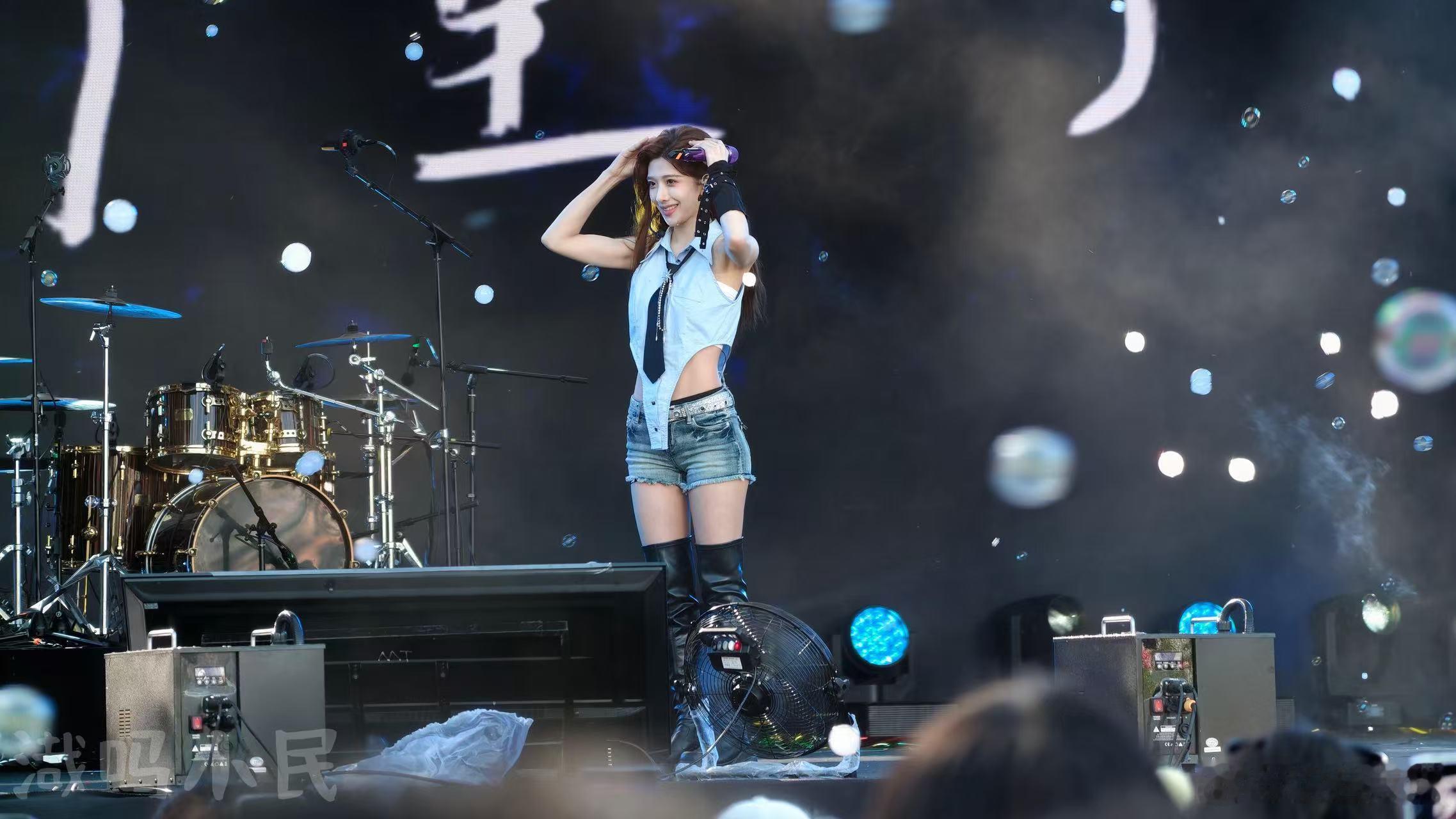 沈梦瑶开始懂了 福州泡泡岛沈梦瑶演绎《开始懂了》，温柔声线戳中内心，舞台氛围拉满