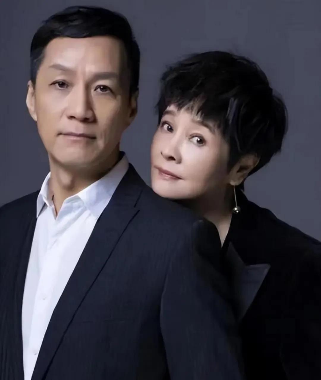 当年，30岁的冯远征向38岁、离过婚的梁丹妮求婚，双方家庭都不同意，梁丹妮朋友更