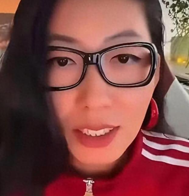42岁的曲婉婷近日分享了自己的身体状况，透露自己患上乳腺癌，并经历了手术治疗，她