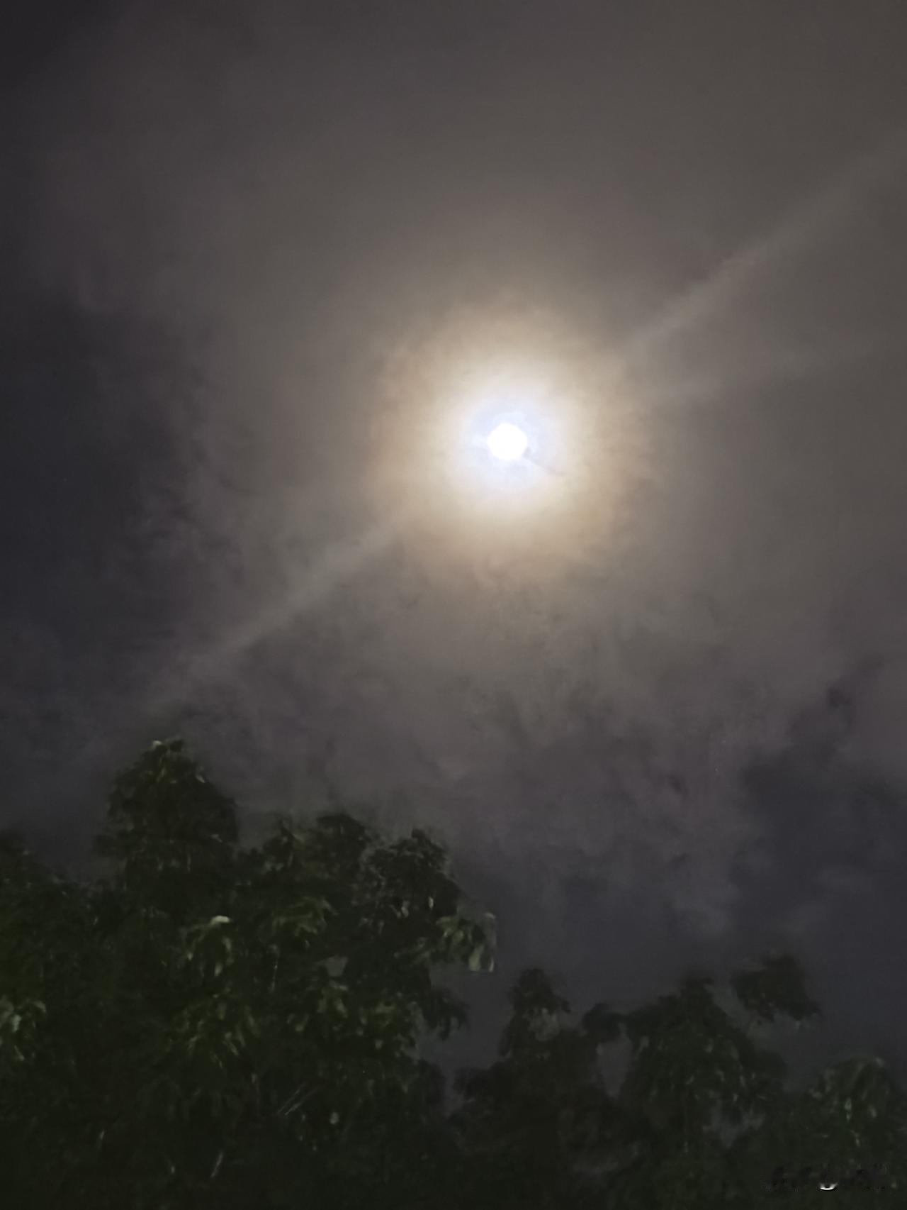 好美的月华，看来，一场大雨是免不了的了！
一开始还以为是月晕，不敢确定，特别@豆