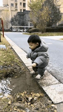 常在水边玩，怎么不湿鞋
玩开心了
湿的也透彻