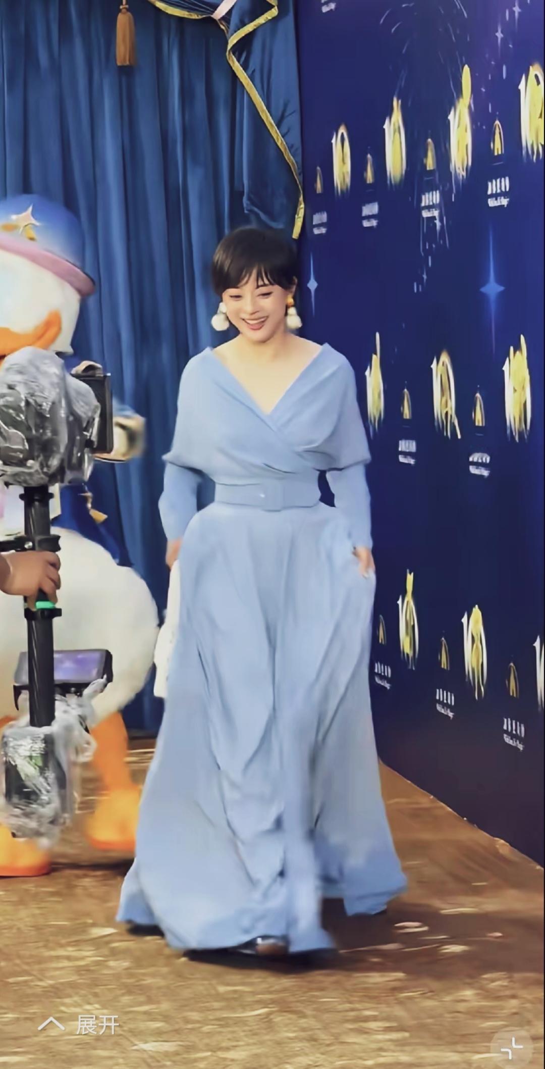 这次的妆容和服装挺好看的，娘娘美回来了！可是手里拎着包包看不懂啊！
