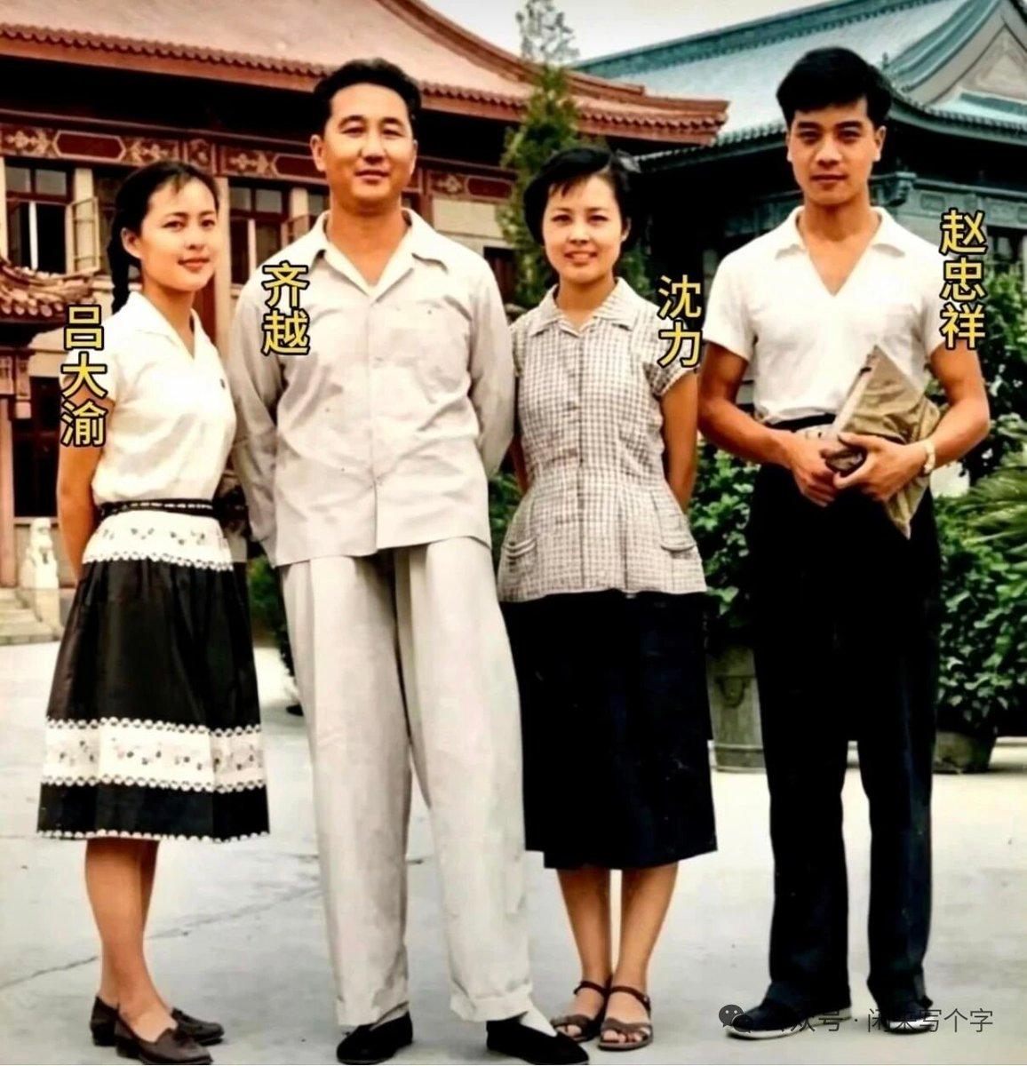 两张的珍贵的合影，
一张拍摄于1960年，定格了中国电视播音事业刚刚起步时的年轻