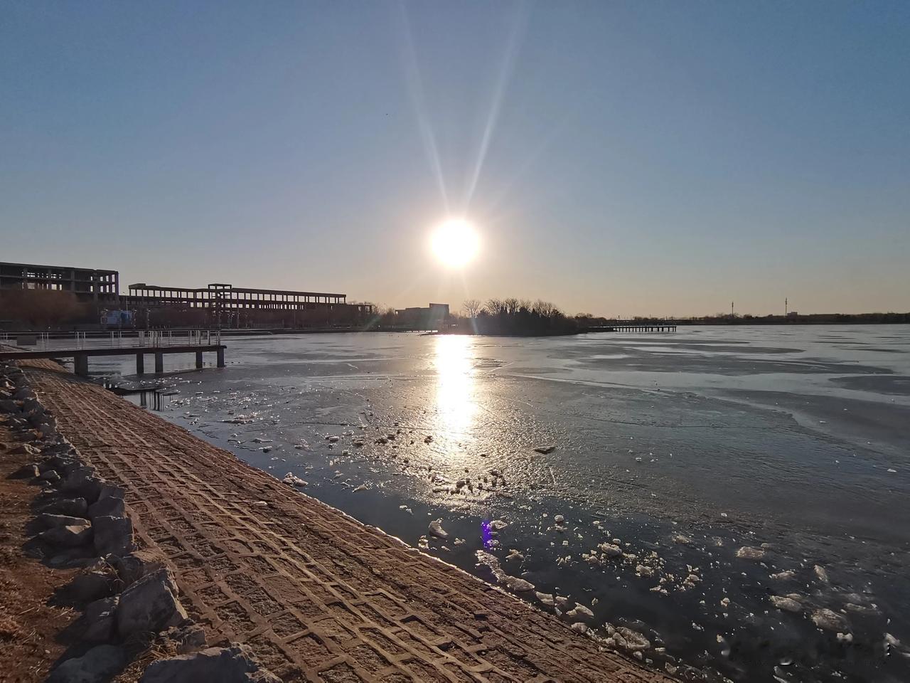 塘沽的金海湖公园，在滨海西站旁边。是一个很有潜力的公园。
夏天的时候，沿着湖岸，