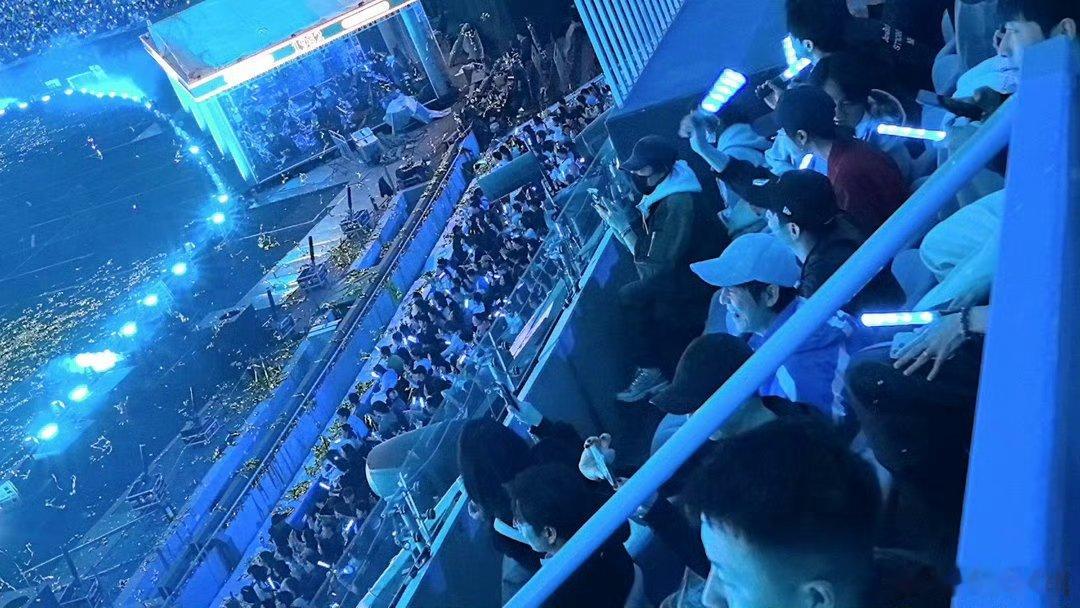 快乐家族在张杰演唱会团建看到快乐家族同框，真的破防了，这才是最温暖的神仙友谊。 