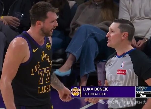 东契奇累计技犯将被停赛一场突发，今日湖人与魔术比赛的第三节，东契奇与对方球员比塔