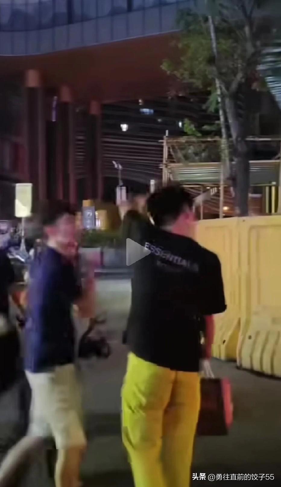 看到这段新闻，我这火气真是一下子就窜上来了。

在咱们的地盘上，两名外籍留学生插