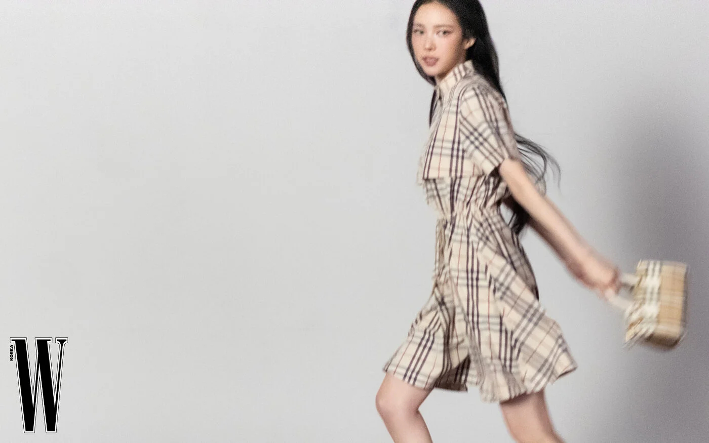 narin有个女孩穿Burberry很漂亮，喜欢非黑白配色搭配格纹 