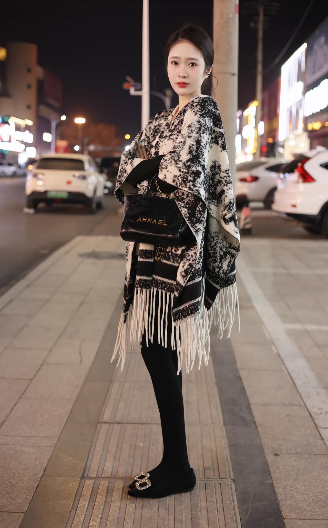 冬天到了，是时候拿出披肩来了。高级又显气质的极简风该怎么穿? 什么样的穿搭可以成