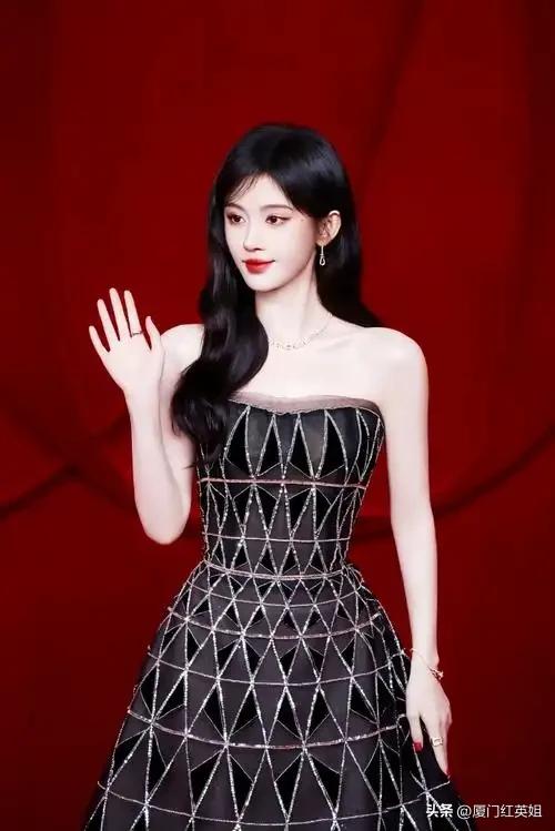 32岁的鞠婧祎和前经纪公司丝芭传媒的双方矛盾从合约争议升级到税务问题，看来是想鱼