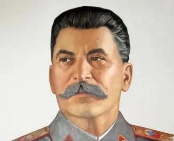 1943年，赫鲁晓夫儿子被判枪决，他为救儿子竟两次向斯大林下跪，尊严尽失。但最终