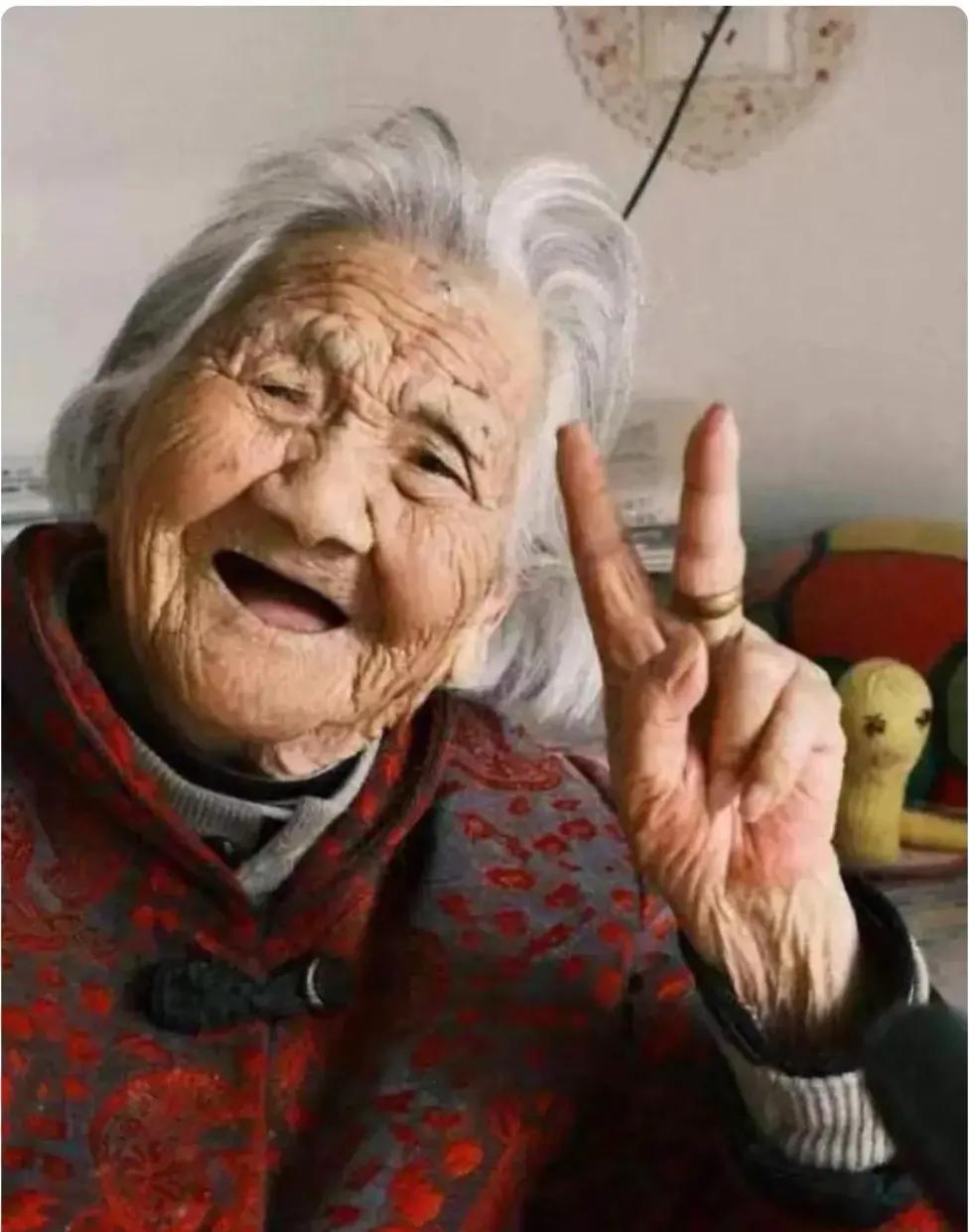 大家发现没有？过去是吃不饱，现在是不敢吃，特别是中年人，稍微放开肚子吃点、喝点好