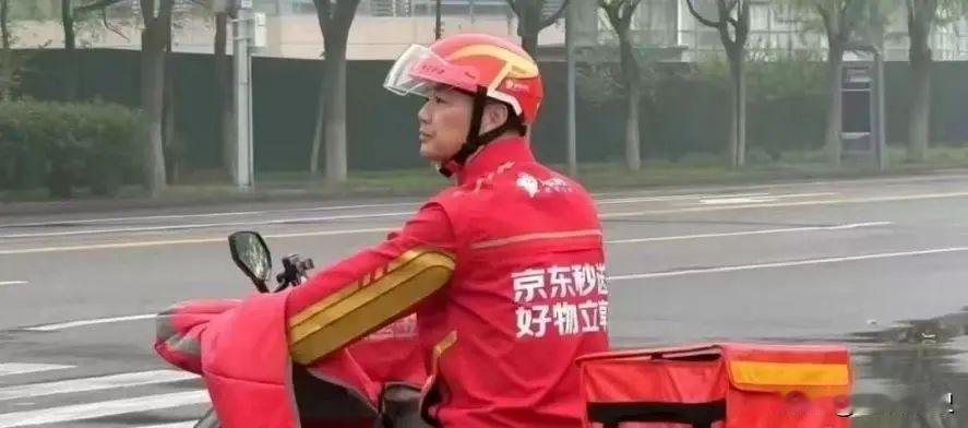 刘强东这套组合拳，打得拳拳到肉。
十多年后，“大强子”再度披挂上阵，化身外卖小哥