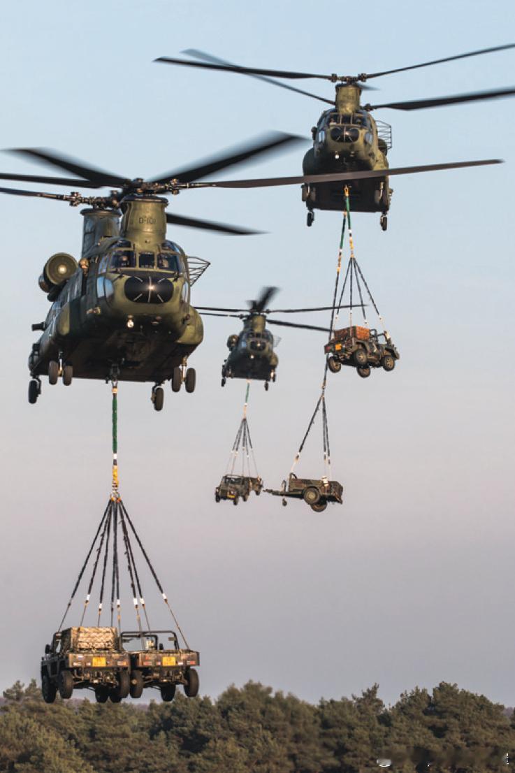 美军支奴干直升机群吊运各种装备。CH-47支奴干直升机(Chinook)，是一种