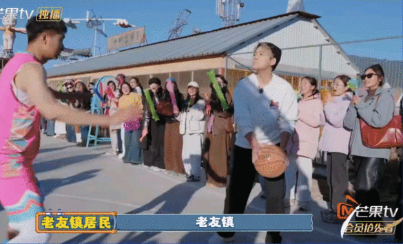 王栎鑫热血男大这哪里是爸爸，明明就是校园里超受欢迎的篮球学长，热血又帅气。快乐老