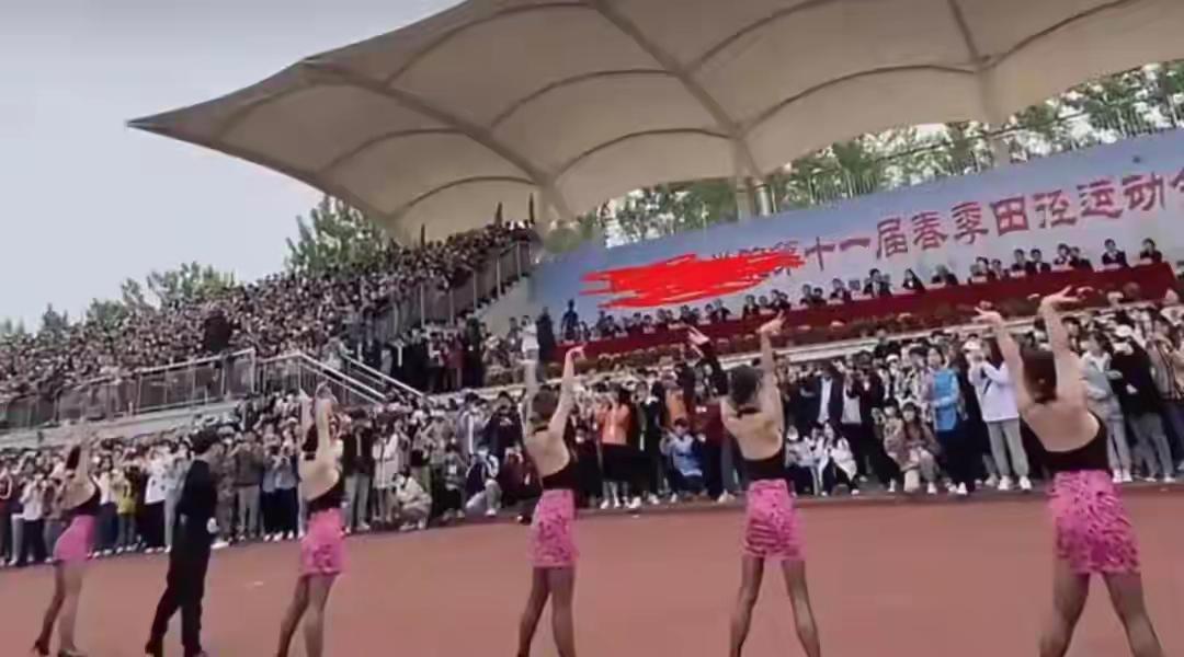 “黑丝袜是败笔！”女大学生苦练拉丁，却被嘲像洗脚城开业！键盘侠们盯着几寸布料指点