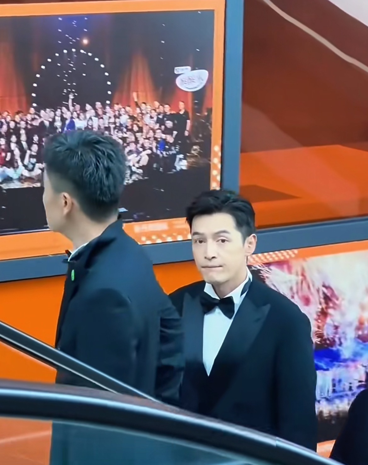 《生命树》剧组金鹰夜重逢✨胡歌与杨紫同框亮相，昔日搭档再度相聚，愿二人并肩，再摘