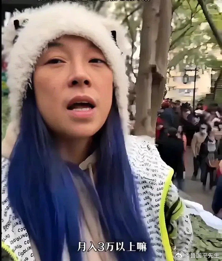 成都，人民公园相亲大会，这位43岁离婚带俩娃的大姐前来相亲。在众多相亲男女中，大