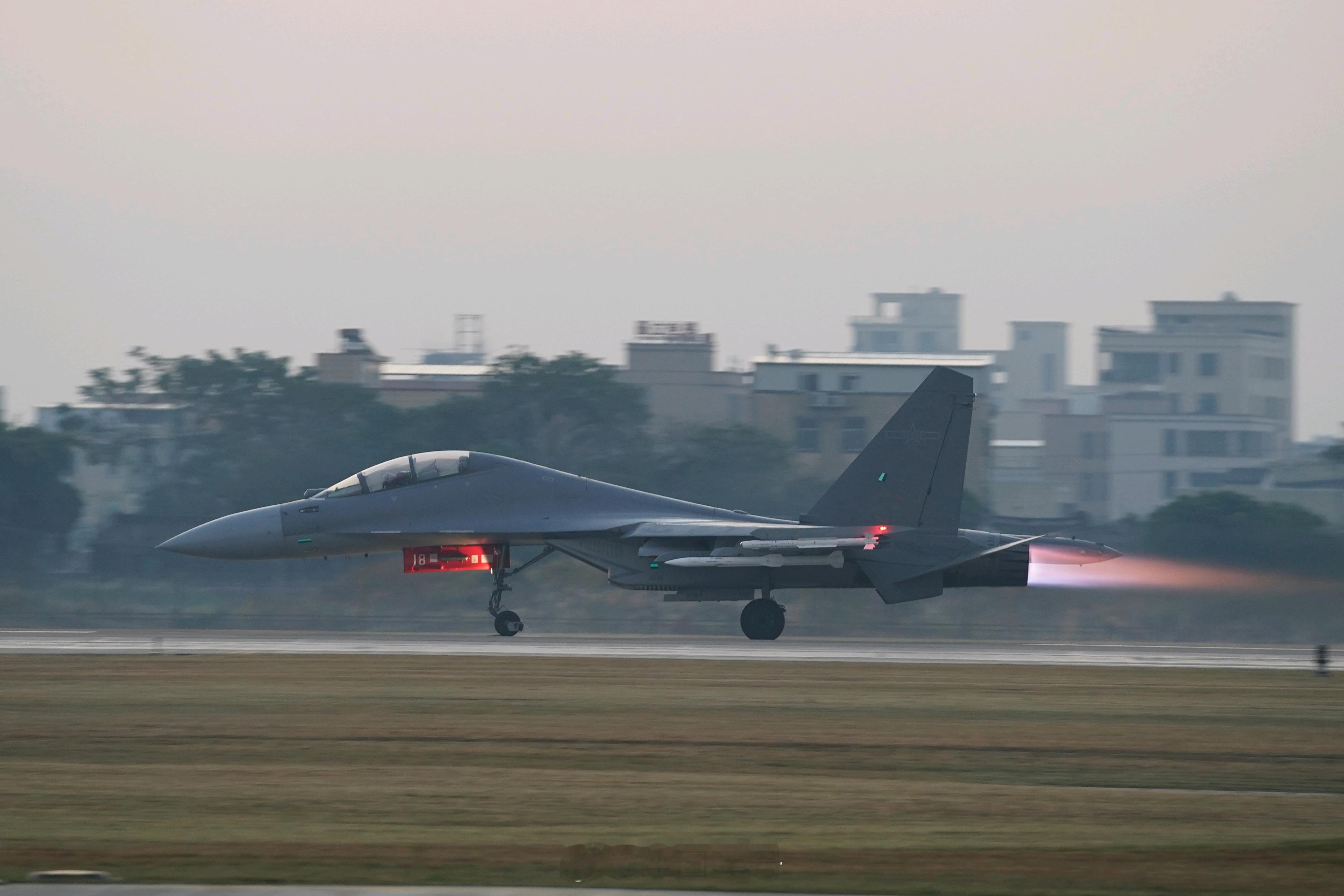 好图，参演的歼-16挂实弹加力起飞烽火问鼎计划 东部战区随时到台北