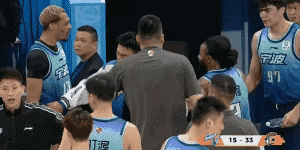 宁波男篮损失惨重！
在对阵上海男篮的首节比赛中，有观众将杂物抛到宁波男篮的替补席