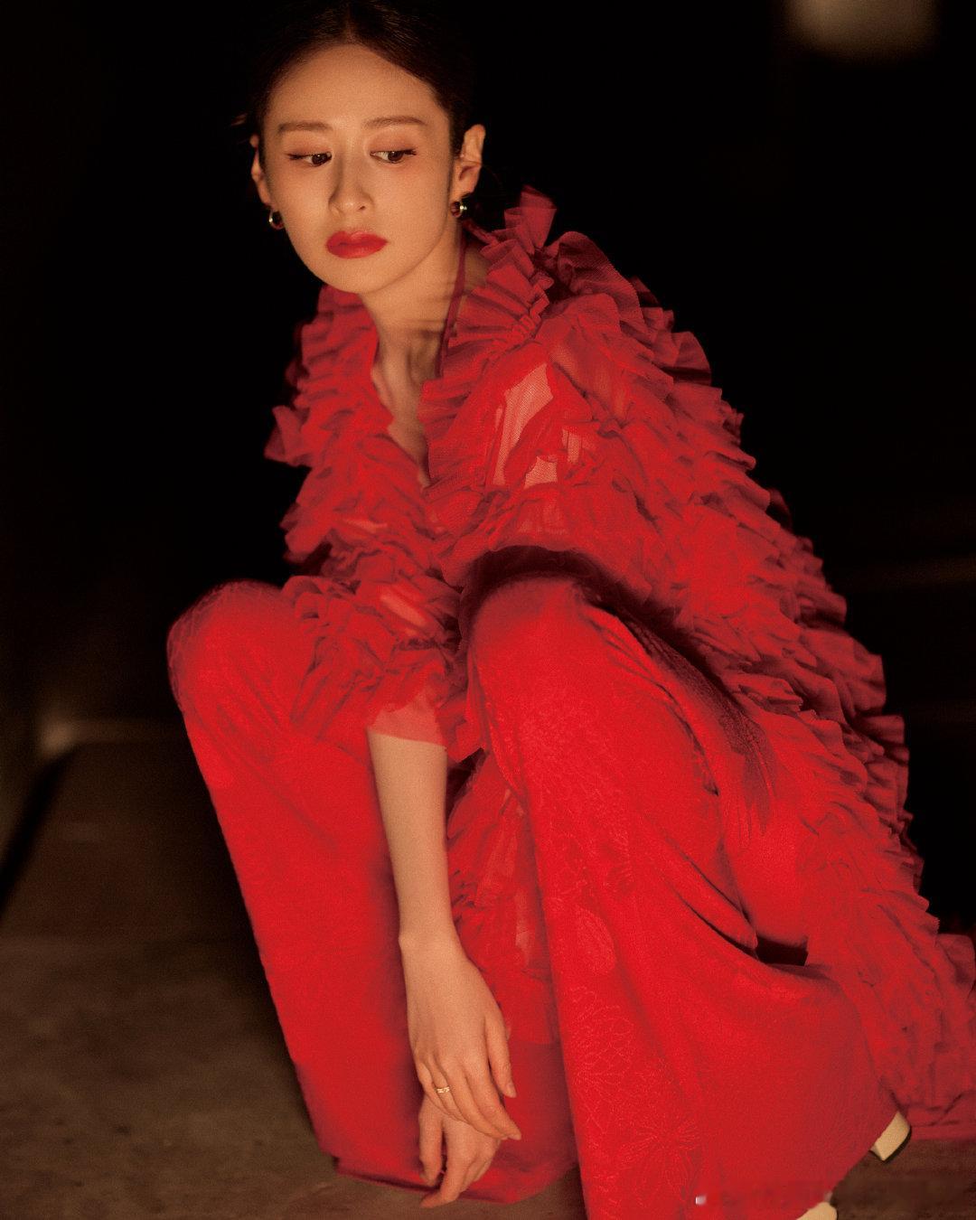 颖儿 今年的枫叶够红了吧 颖儿的这个造型真的是绝美呀！太适合她了呀！又飒又有气质