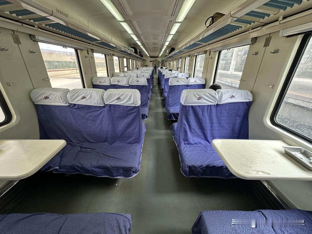 重庆西站到新疆乌鲁木齐的T 379次绿皮火车，车票非常便宜，简直是白菜价啊！而且