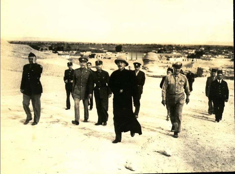 1943年开罗会议休会期间，蒋介石游览埃及吉萨迹。陈纳德中将、中东美军总司令罗斯