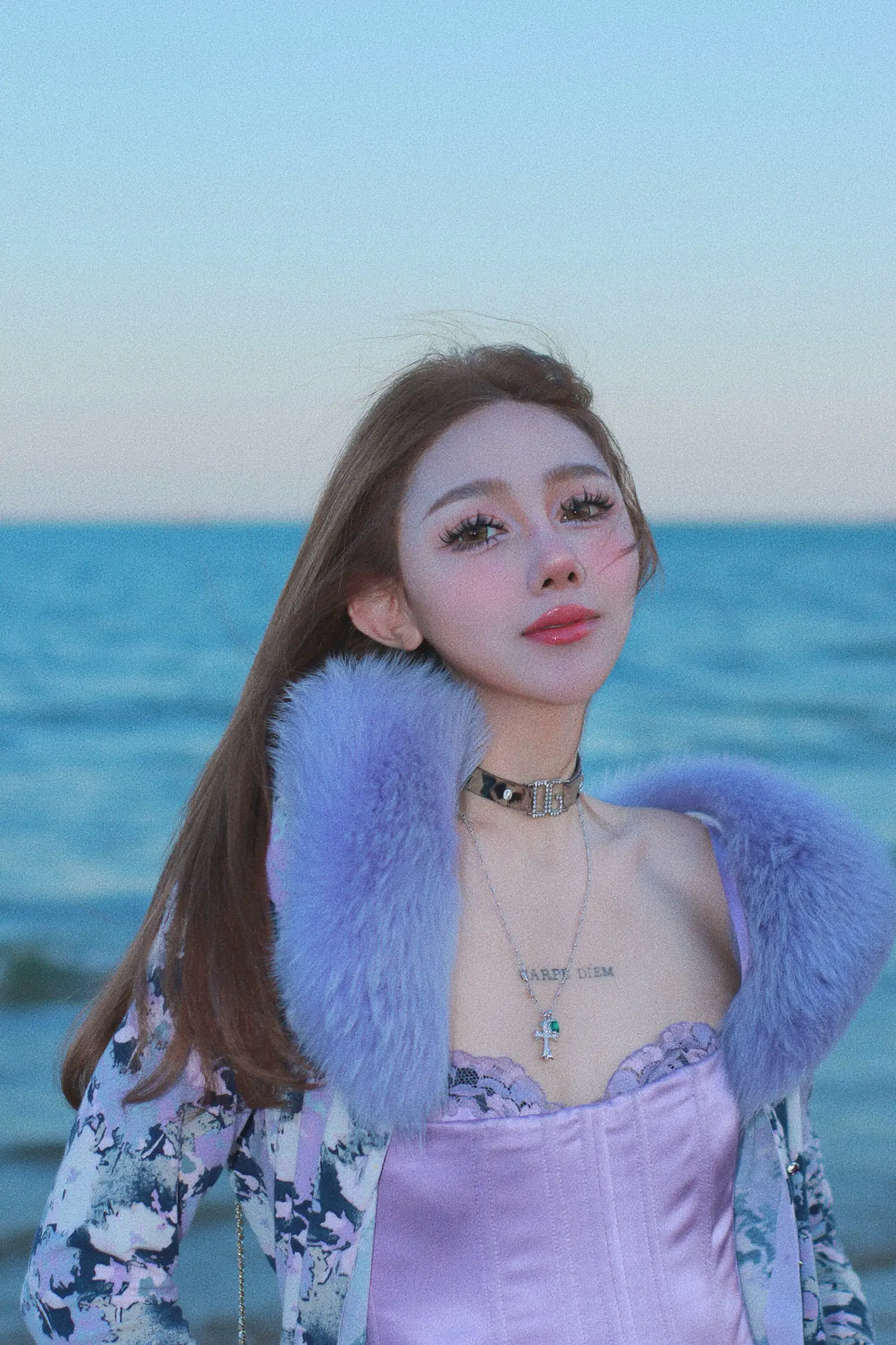 浪漫主义的弊病在于想得到月亮，就好像月亮真的唾手可及一样。