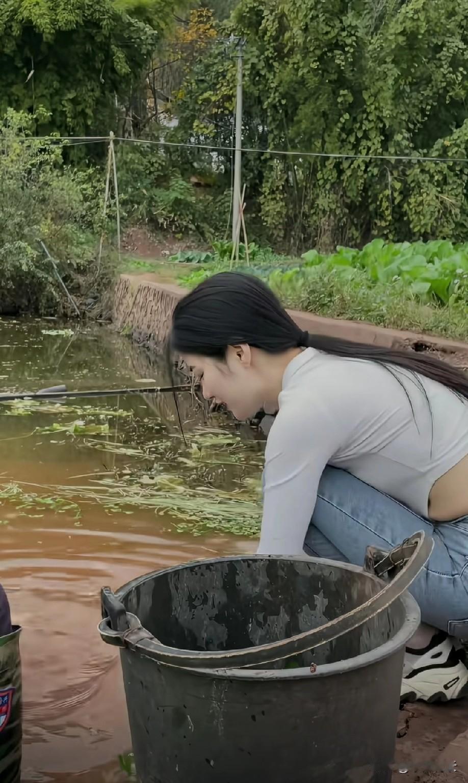 忽然明白何为“地灵人杰”，
原来山水会把最美的那缕魂，
借给懂得低头的人。
