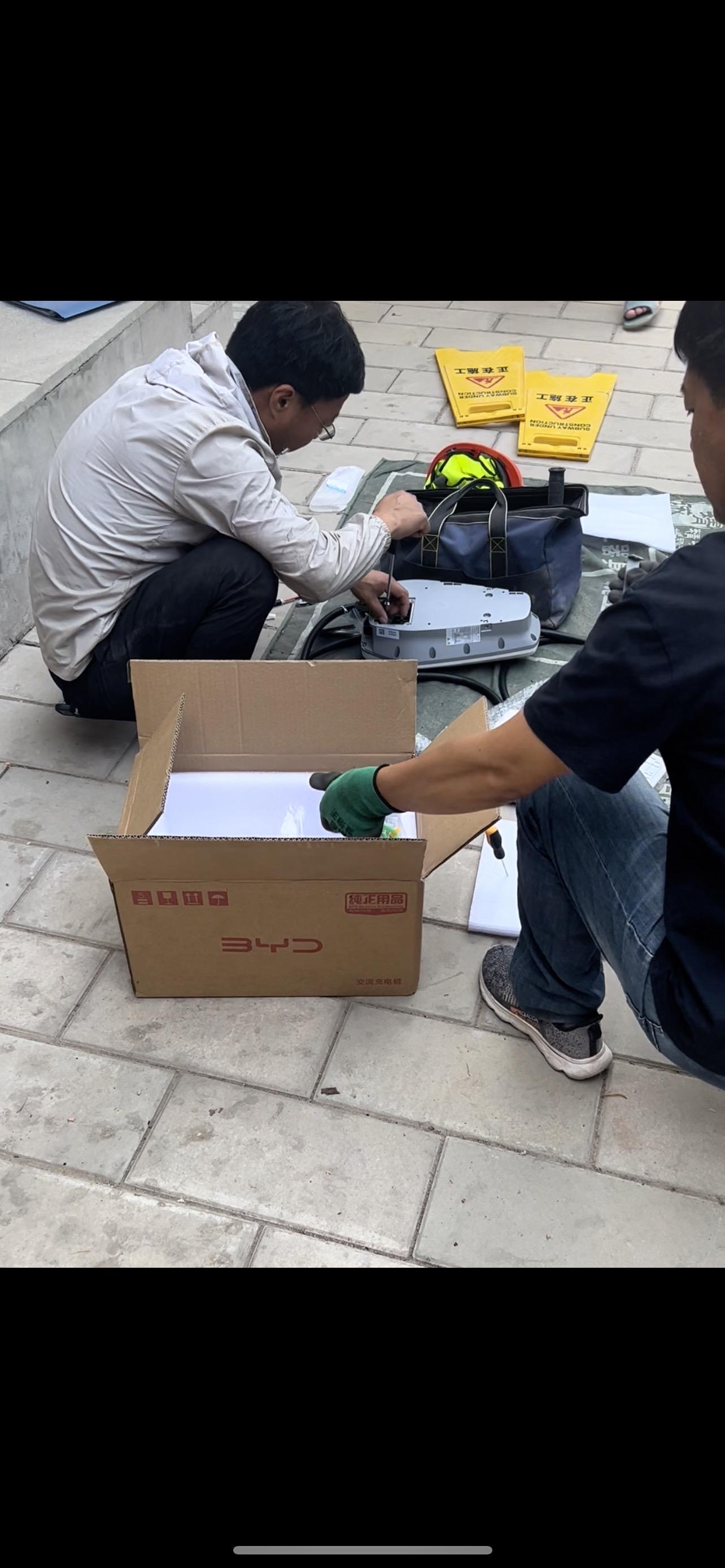 历经几番波折，家用充电桩终于上墙了。用我的经历在这里提醒大家，申请安装电表的时候一定要找好位置，最好不要接着道，不然真的很麻烦。因为比亚迪公司要求安装充电桩不能架空线，电表接道需要架空线的话，还要找电工重新接线，不然公司不给安装充电桩！过程虽难，但我的小灰豚也算是喝上家用充电桩的第一口电了！花费15充满了
