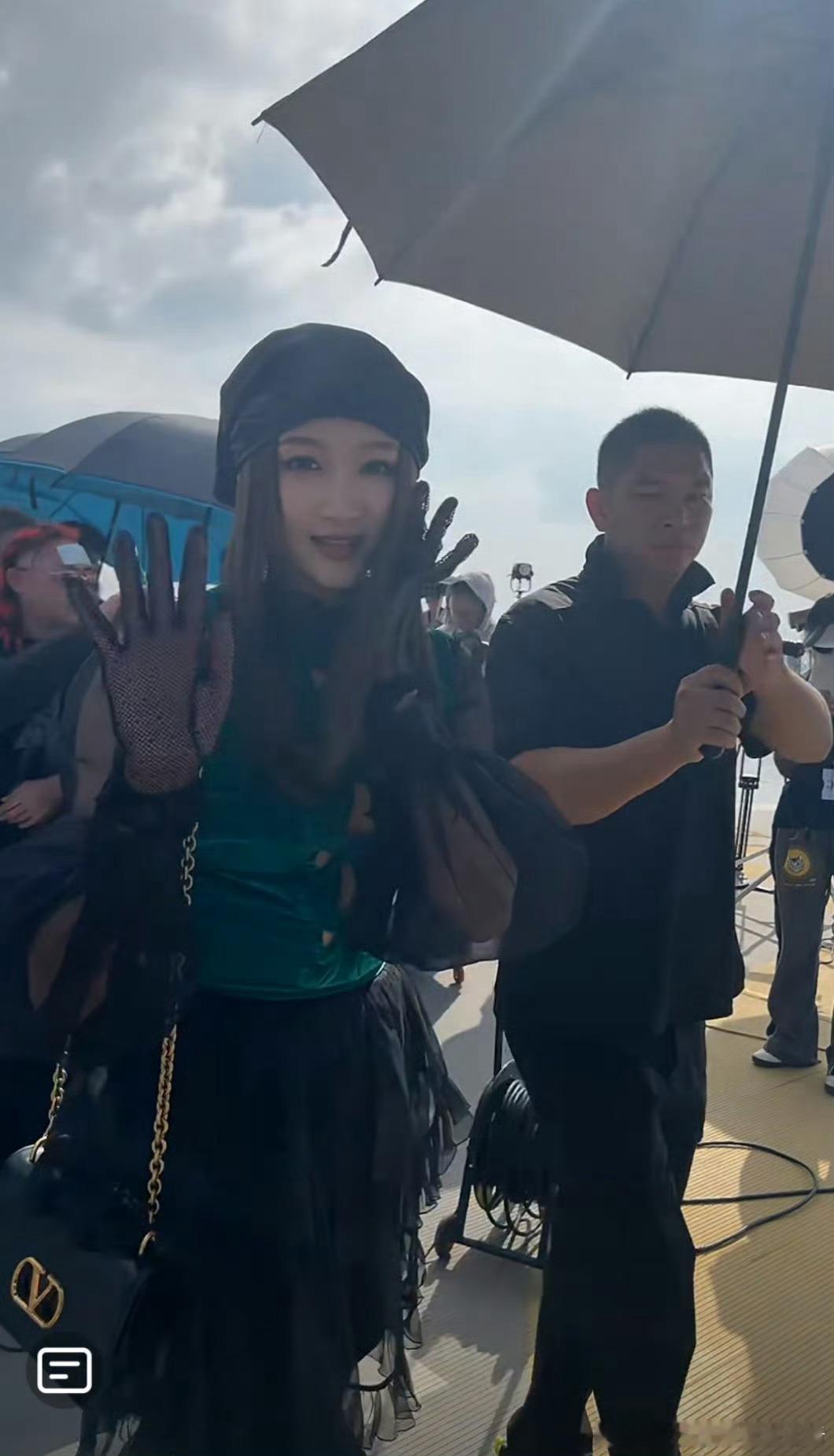 关晓彤这一身未免也太松弛了[允悲] ​​​