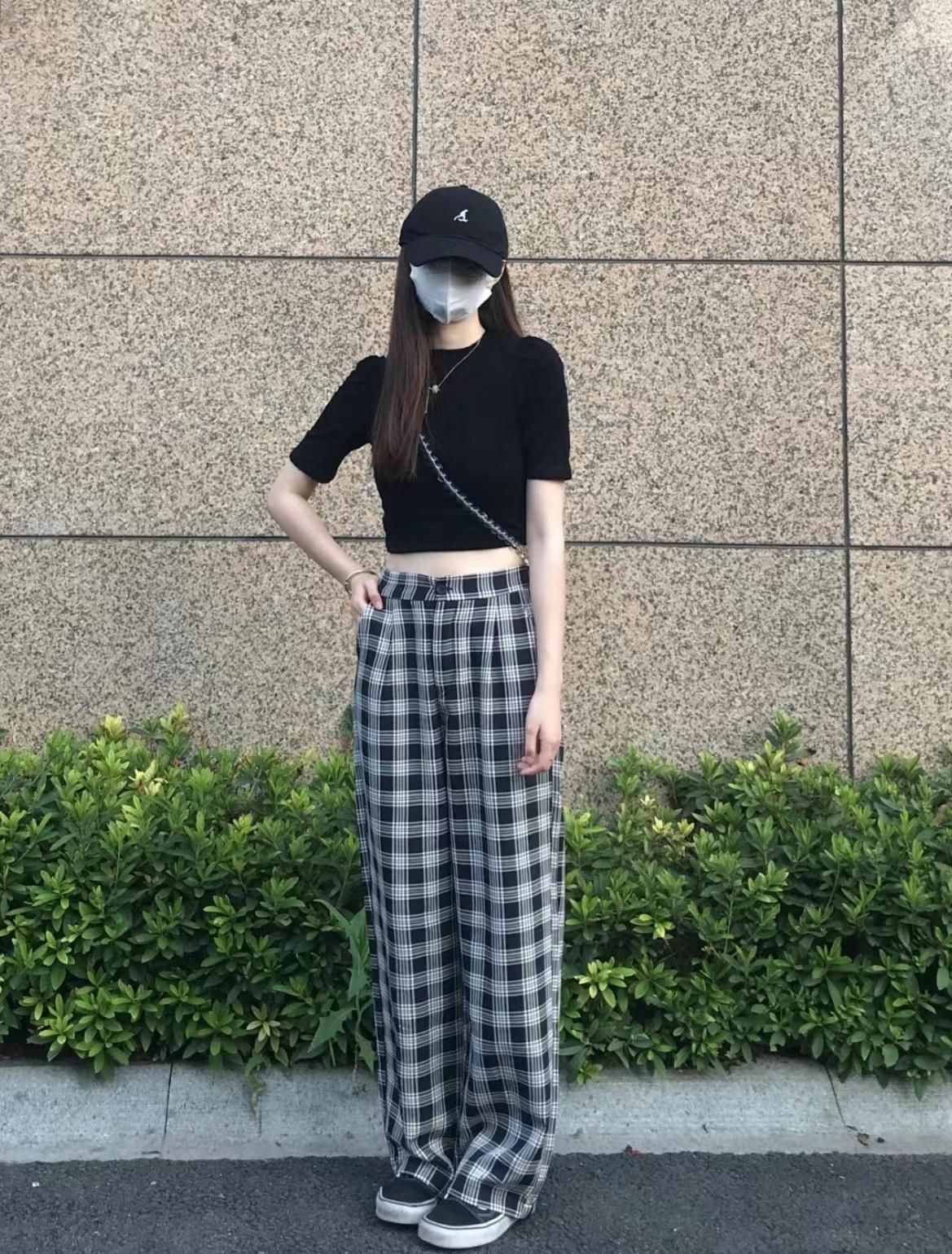 让人无法拒绝的格子裤，休闲感满满，绝对是初夏季节的出街必备。
遮肉显瘦的效果真的