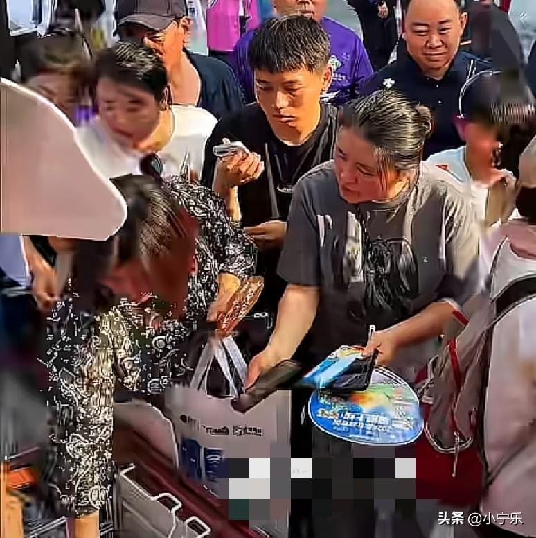 6月28日，延吉，大庆文旅延吉“炸街”了，10000根冰棍，10000袋花生瓜子