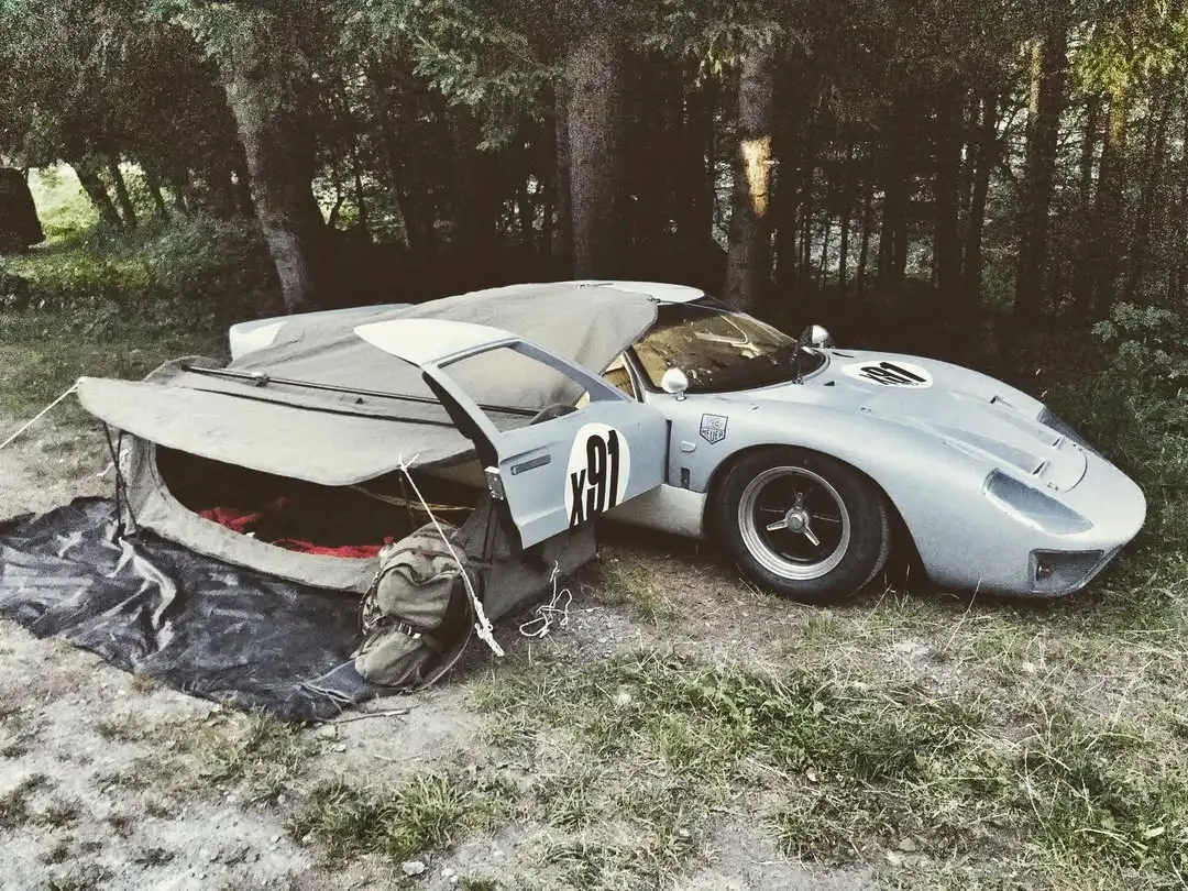 瑞士哥们开著一台Ford GT40 MK II去露营