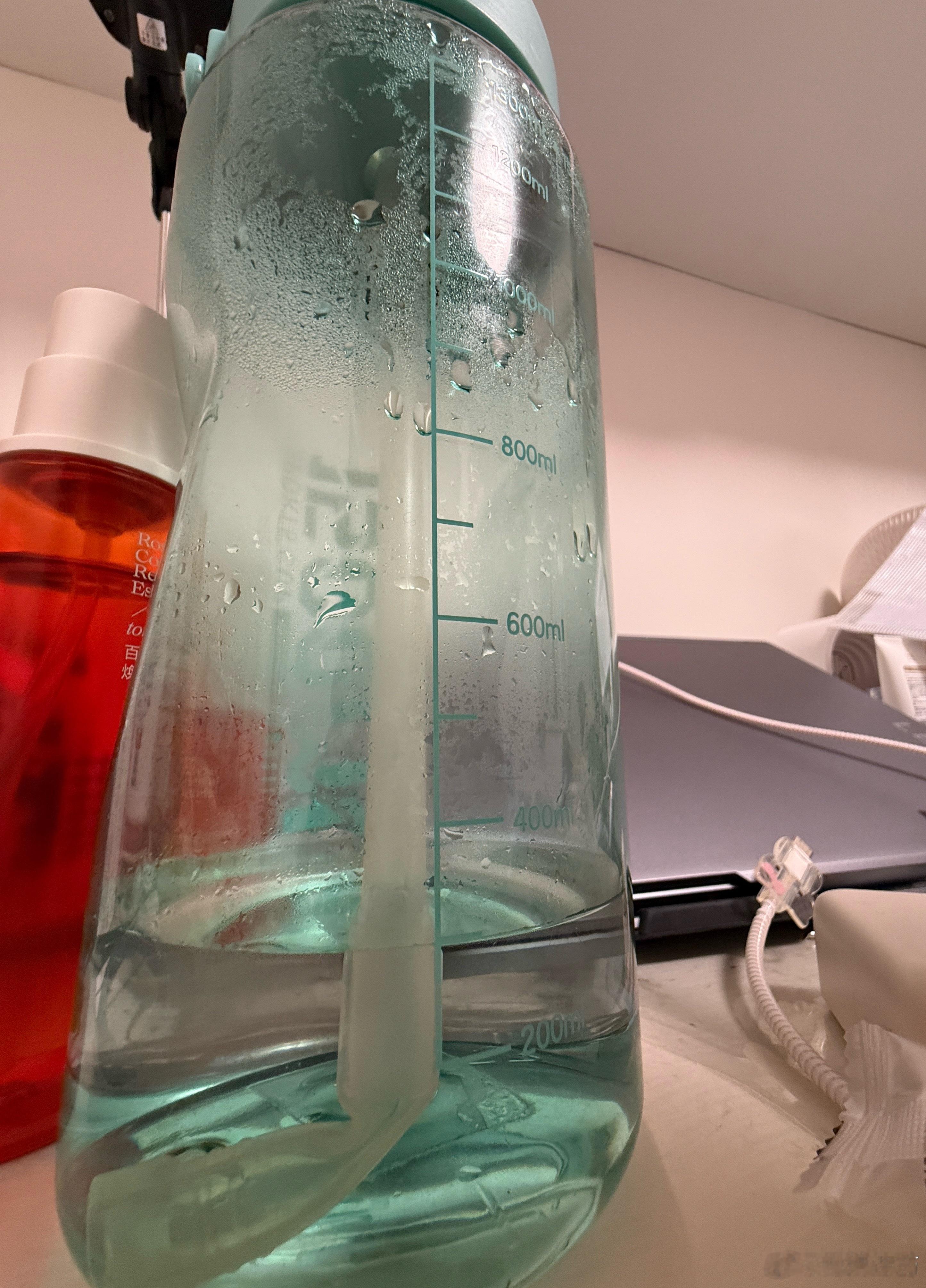 你们知道吗这么大的水壶我一天喝两桶 