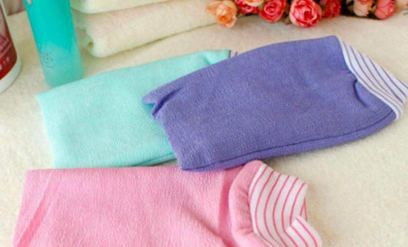 我同事51岁，她有个习惯洗澡时要用洗澡巾搓全身，更可怕的是，连脸都要搓，但是她皮