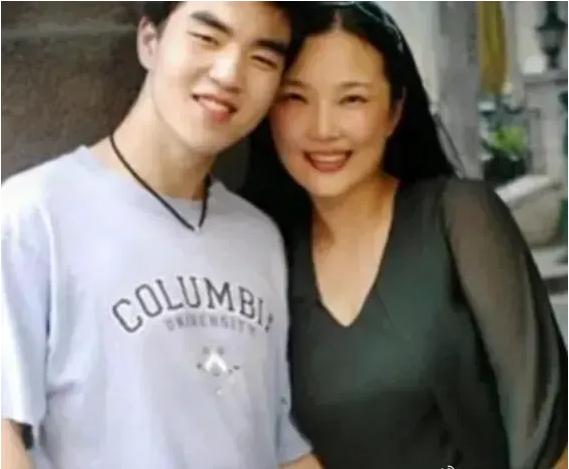 1988年，武汉一名女教师，正沉浸在新婚的生活中。没多久，她就怀孕了。不料，儿子