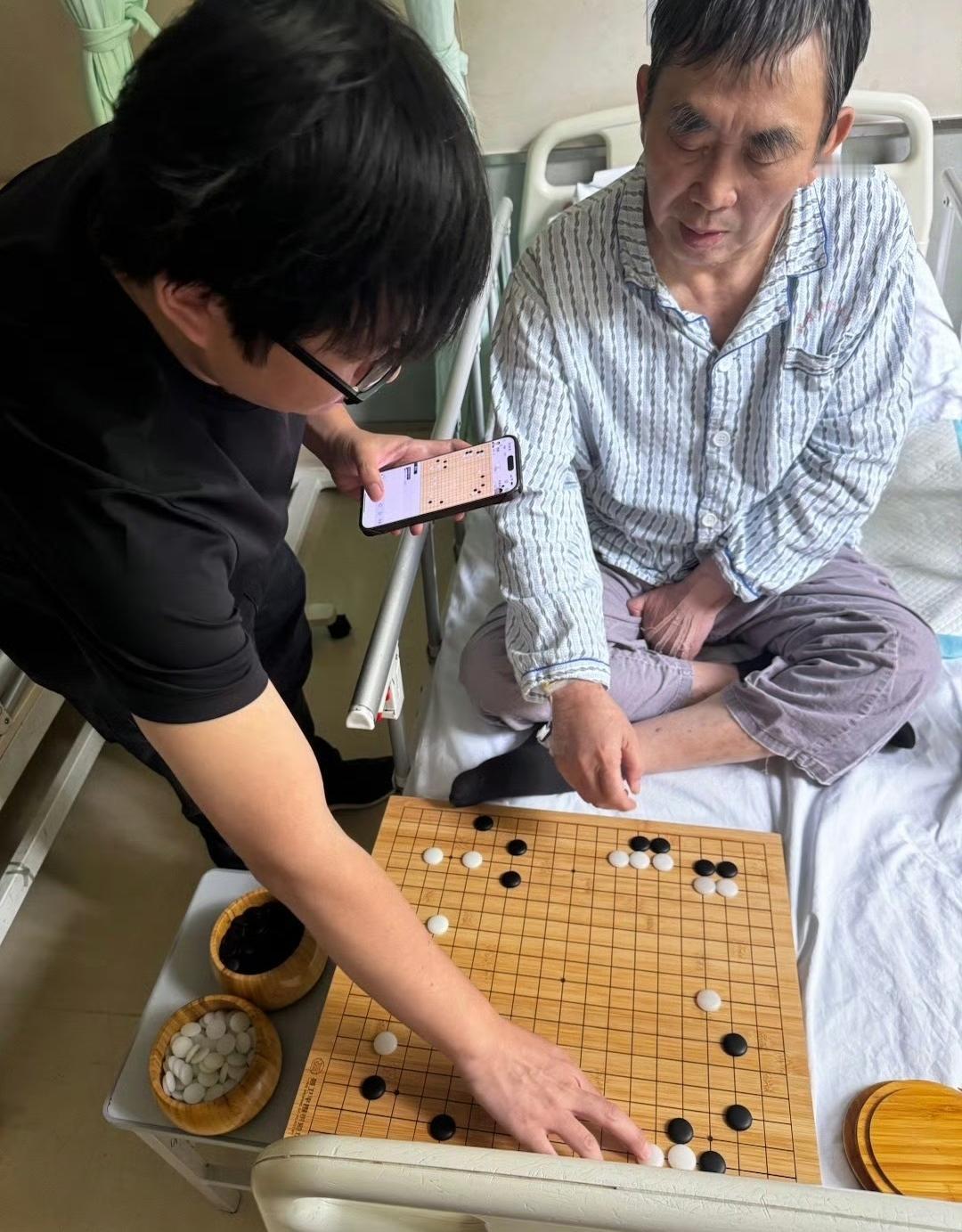 惋惜！
曾经身穿乒乓球球服去下棋拿冠军的棋圣2聂卫平在1月14日晚22时55分在