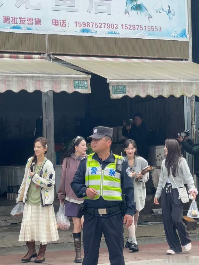 李嘉格晒小时候与妈妈的合影 谁懂啊家人们，看到这张和她妈妈的老照片，让我满满的都