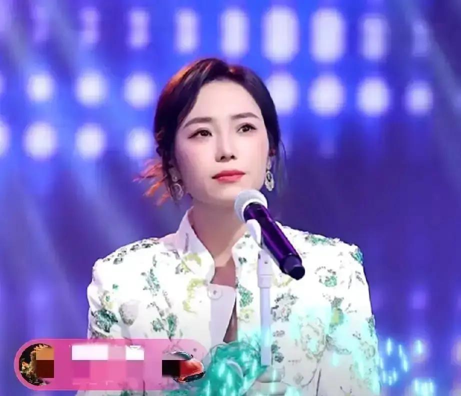 直播画面突然卡顿，弹幕炸了——满屏“还钱”“官司”血红大字。
云朵嗓子一抖，高音