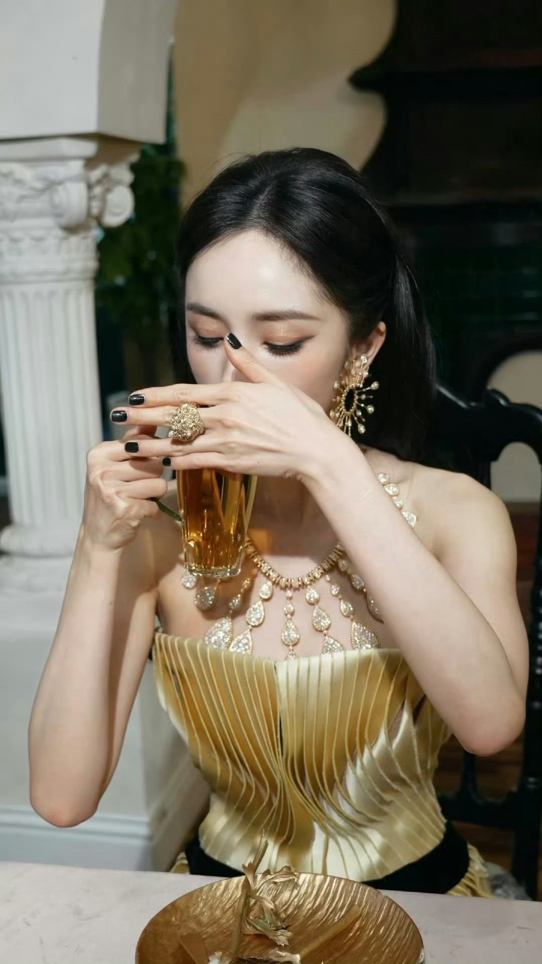 杨幂：珠光宝气 你们懂这个眼影搭配珠宝和这件衣服多美吗[淡淡的] 杨幂珠光宝气 